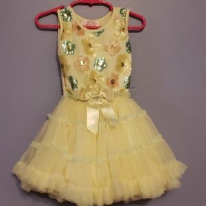 Sleeves little girl dress.